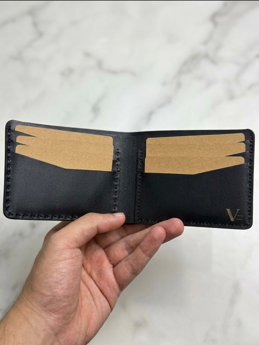 The Scarlet Croc Bifold - Image 3